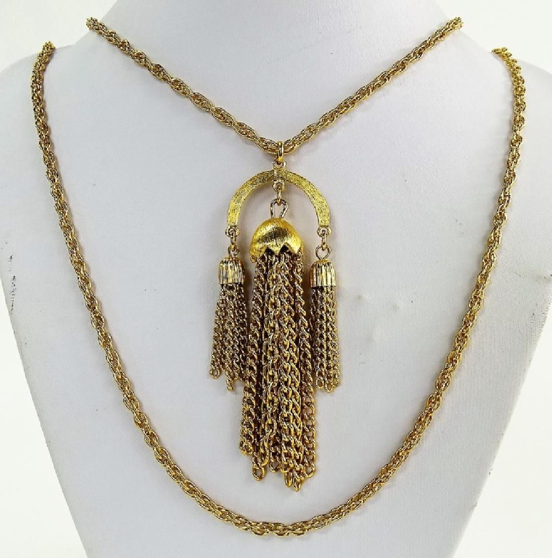 VINTAGE TRIFARI GOLD TONE NECKLACE WITH LABEL: Measures 22" long. with a total weight of 32 grams, shipping $20 plus ins u.s.