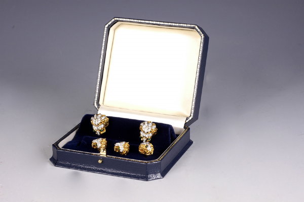 WEBB Platinum 18k Diamond Lion Head Cufflinks Set