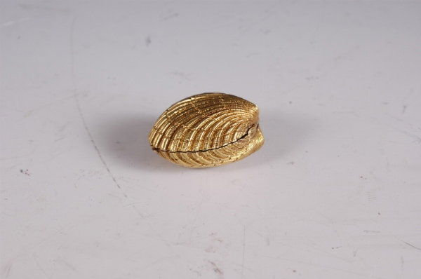 TIFFANY SCHLUMBERGER Rare 18k Gold Clam Pill Box