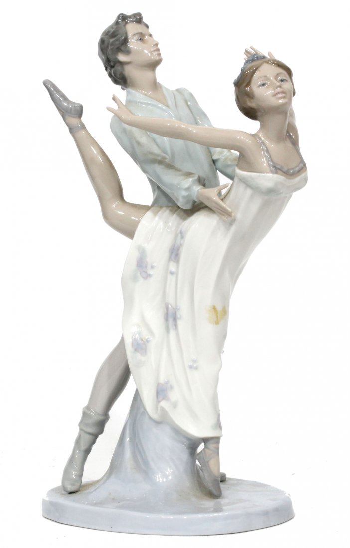 Nao by LLadro dancing figures (1 of 4)