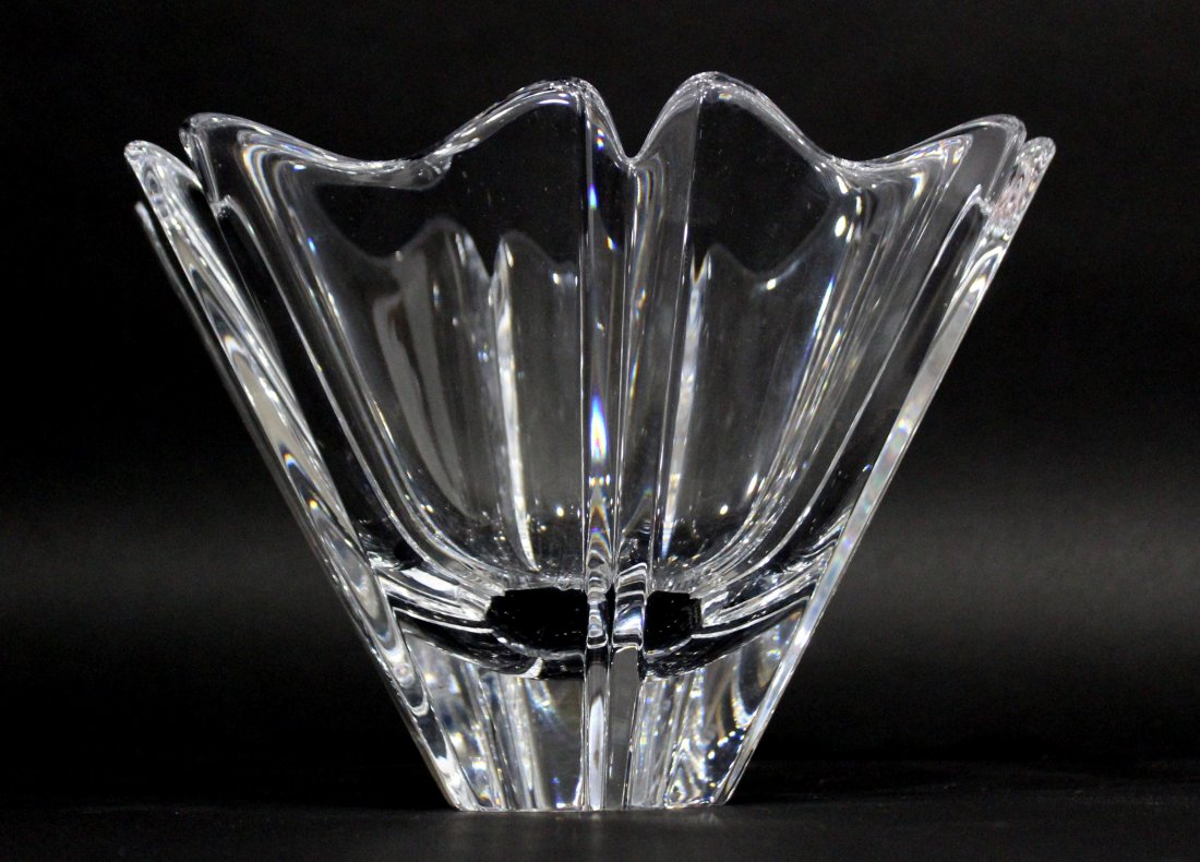 ORREFORS Mid Century Center Bowl Signed & Numbered: ORREFORS Mid Century Center Bowl Signed & Numbered.Size: 6.75 (h)