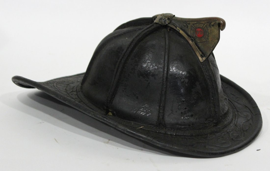 CAIRNS & BROTHER LEATHER 8 SECTION FIRE HELMET NYFD (1 of 6)