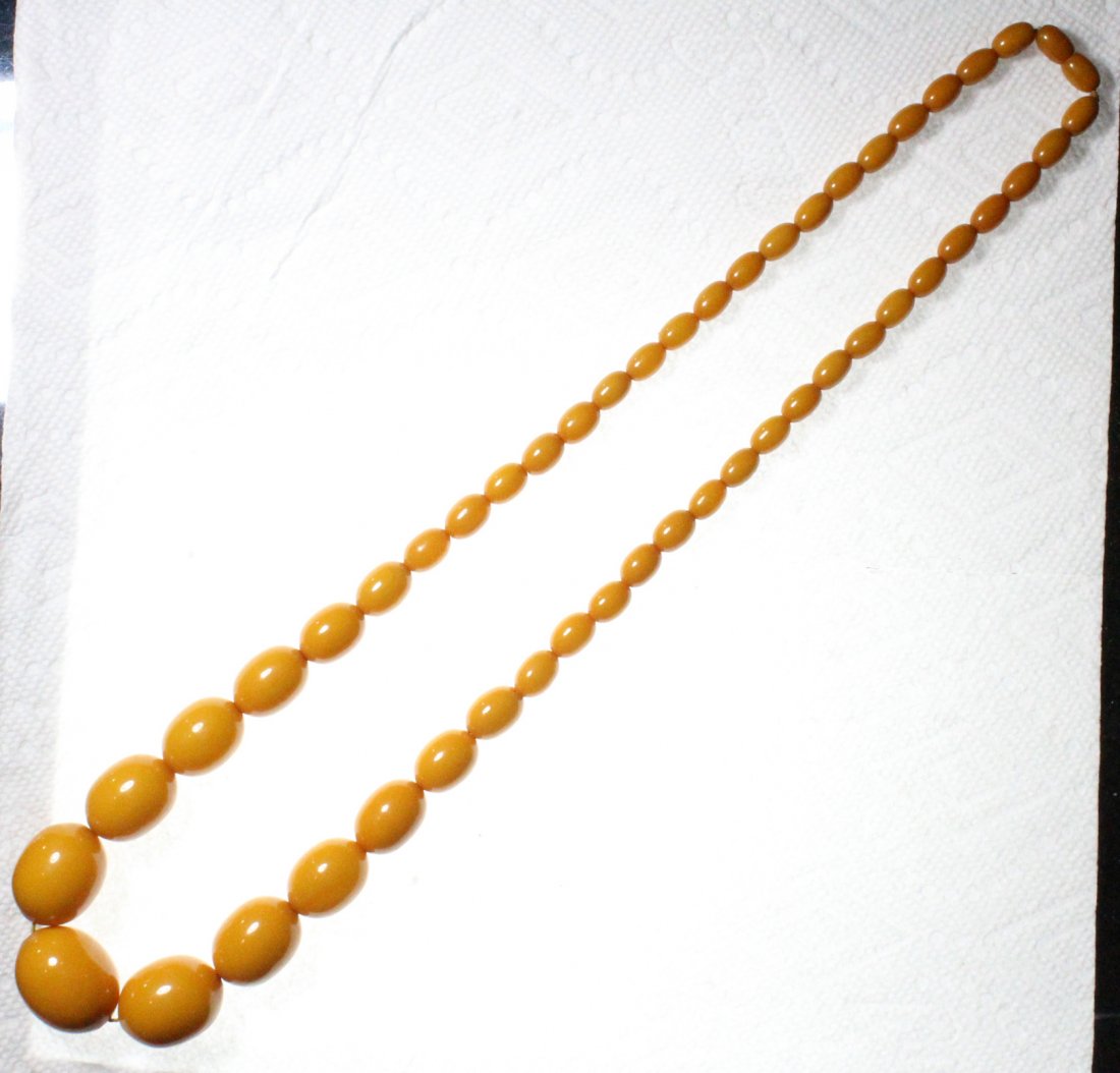 BUTTERSCOTCH BAKELITE VINTAGE BEADED NECKLACE (1 of 3)