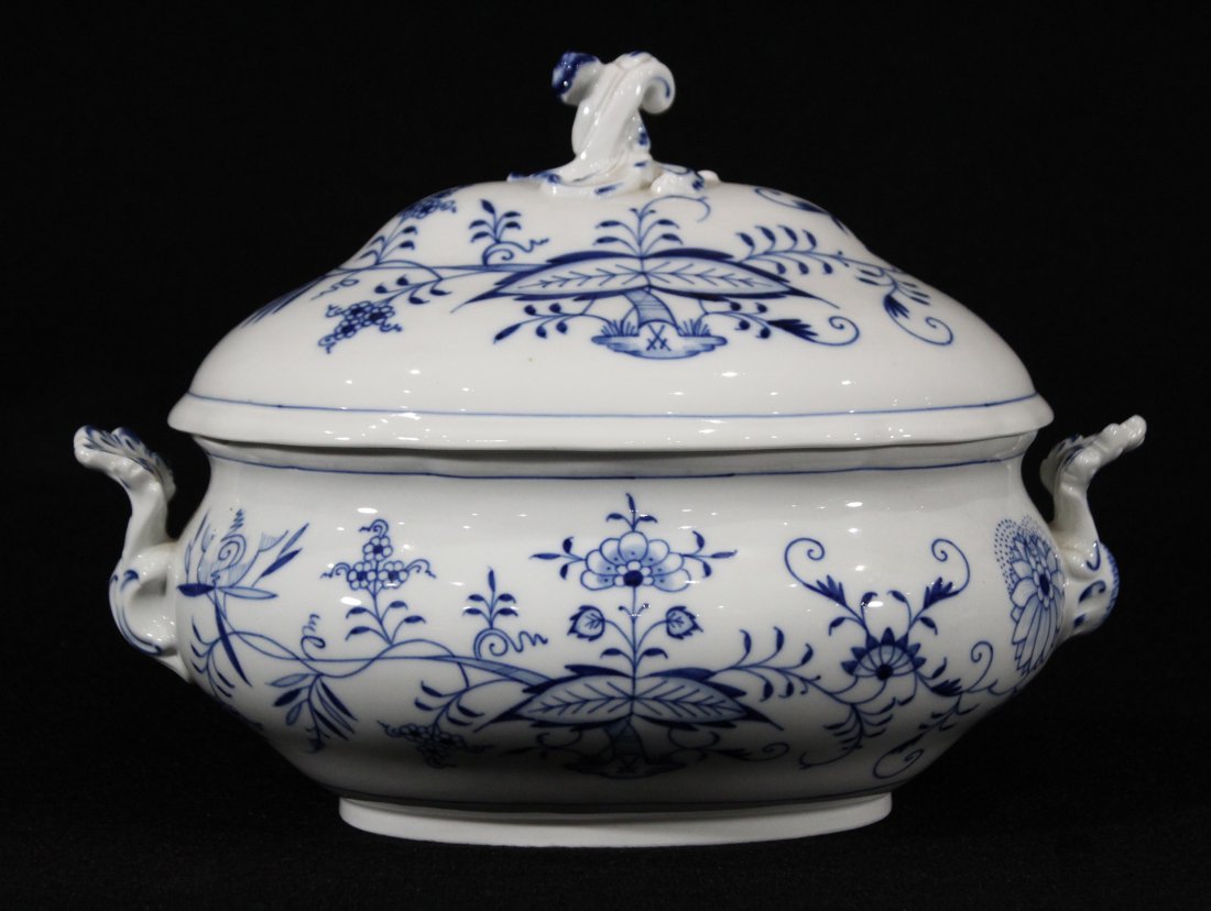 MEISSEN Large Porcelain Blue And White Covered Tureen (1 of 7)