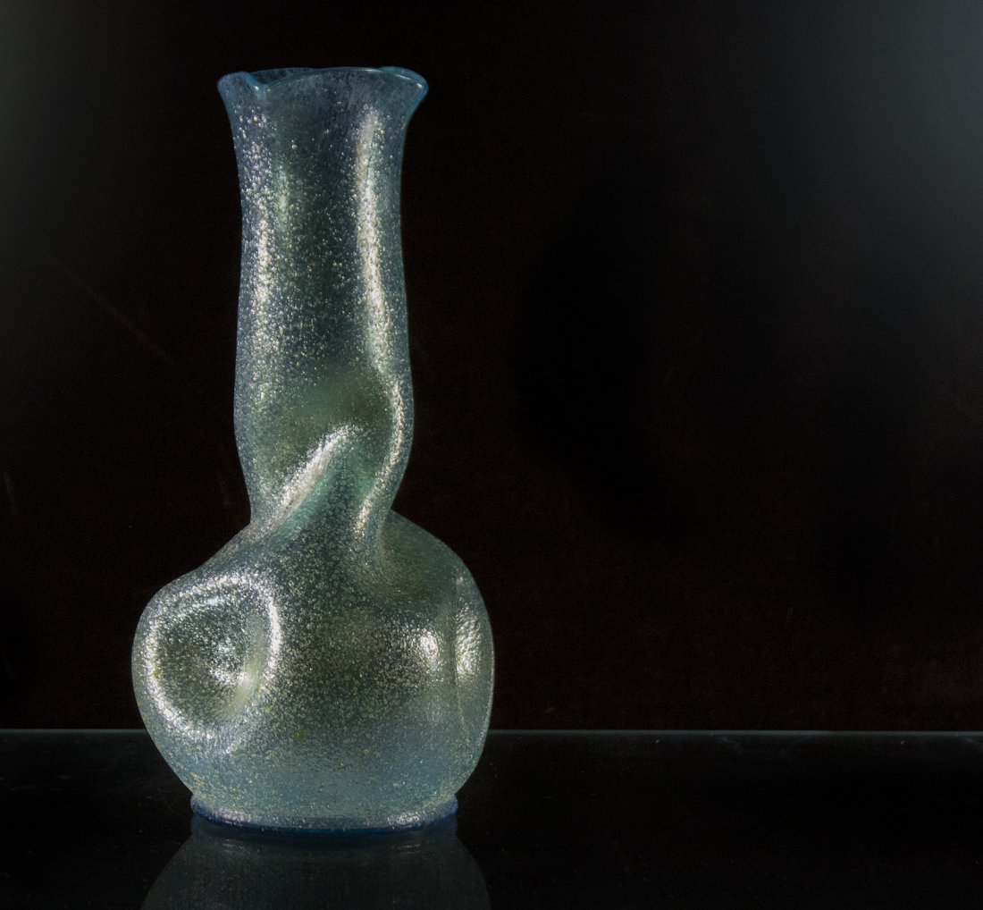 LOETZ ART GLASS VASE PINCHED AND TWIST DESIGN: LOETZ ART GLASS VASE PINCHED AND TWIST DESIGN.Very good condition, no flaws.Size: 9.75 h inches