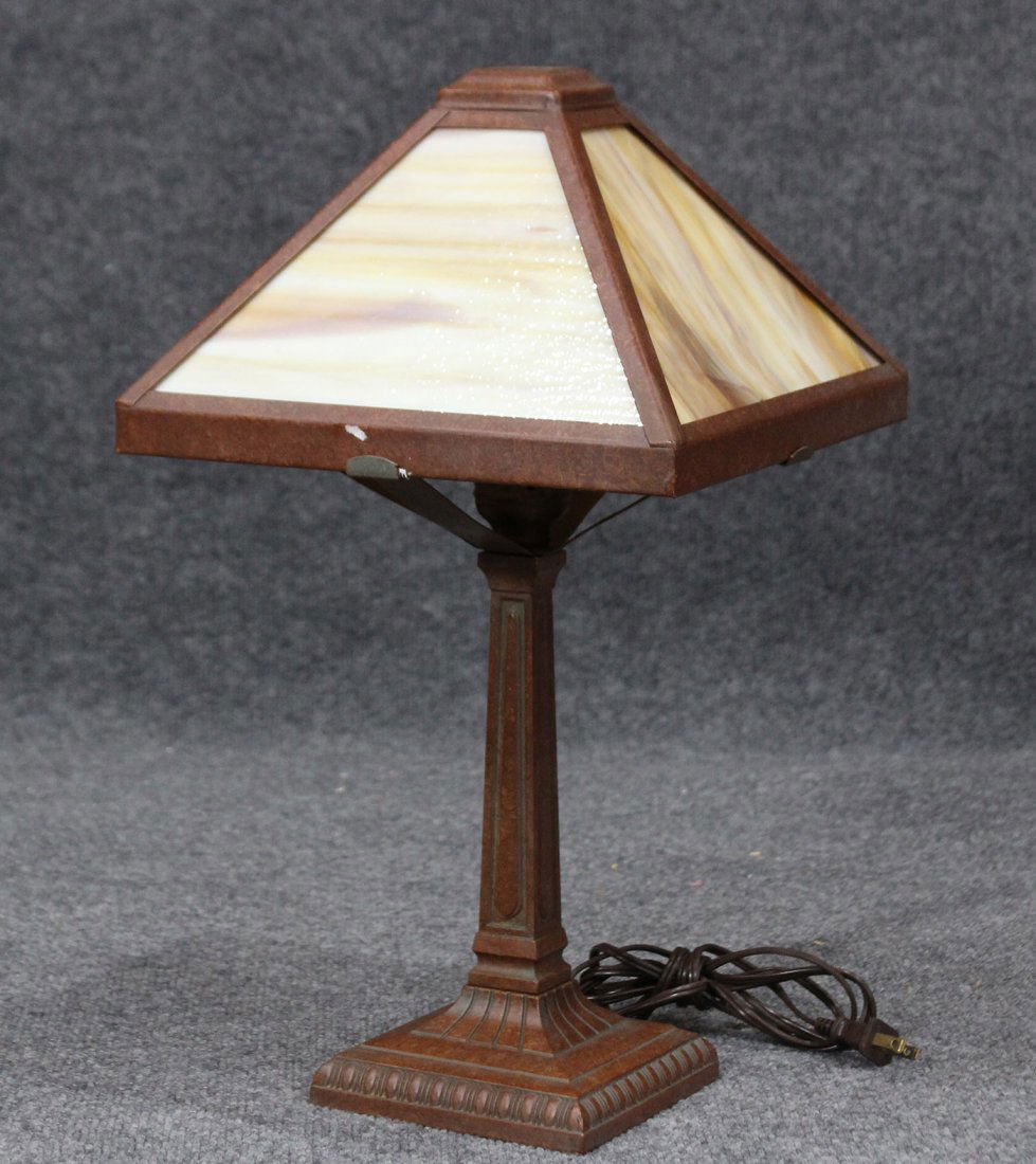 ARTS AND CRAFTS Style SLAG GLASS TABLE LAMP (1 of 3)