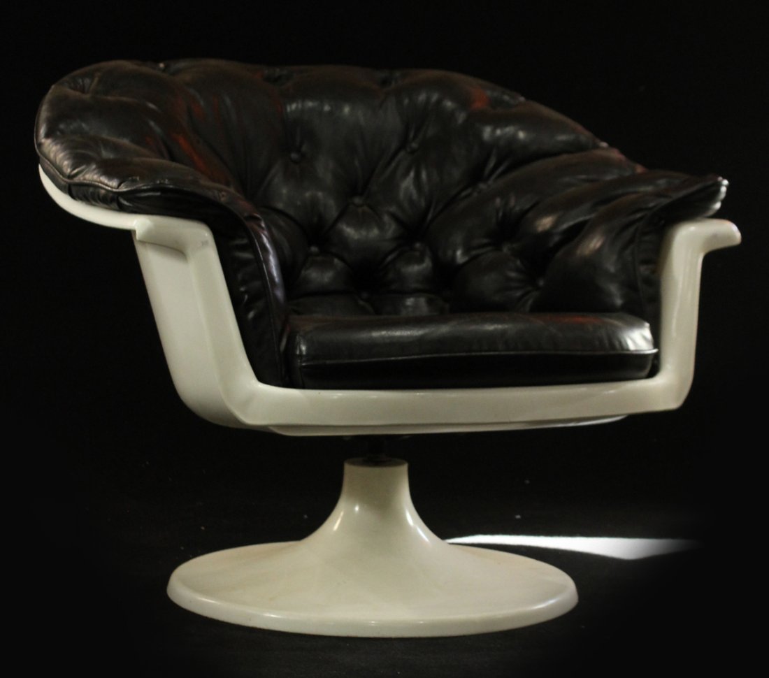 MID CENTURY SPACE AGE FUTURISTIC MOLDED SWIVEL CHAIR: MID CENTURY SPACE AGE FUTURISTIC MOLDED SWIVEL CHAIR.White with Black upholstery.Size: 28 h , 33 w