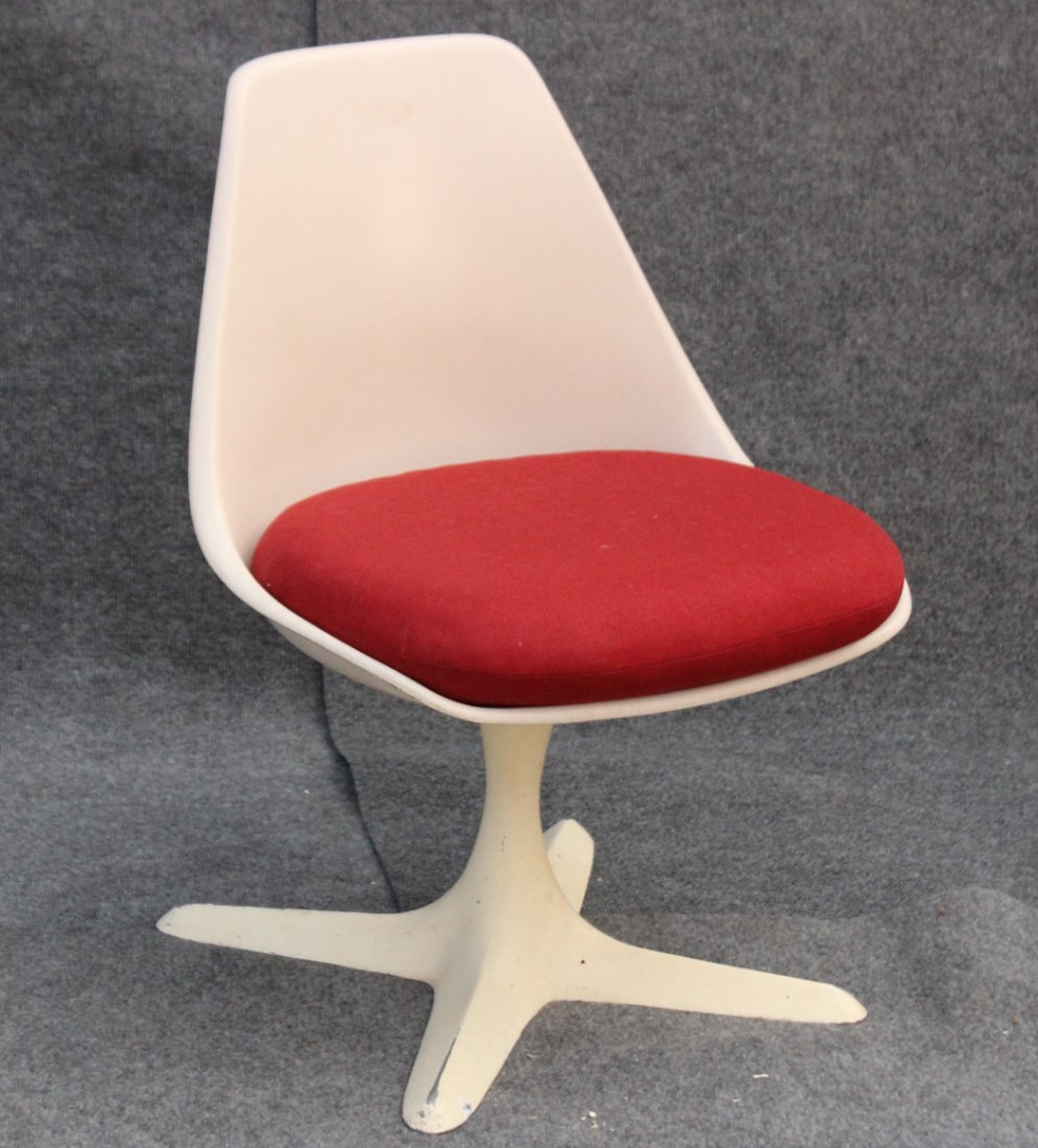 Eero Saarinen Style White Swivel Chair Propeller Base: Eero Saarinen Style White Swivel Chair Propeller Base.Clean, Red upholstered seat, unmarked. Mid Century Vintage. Size: 28 h , 20 w.