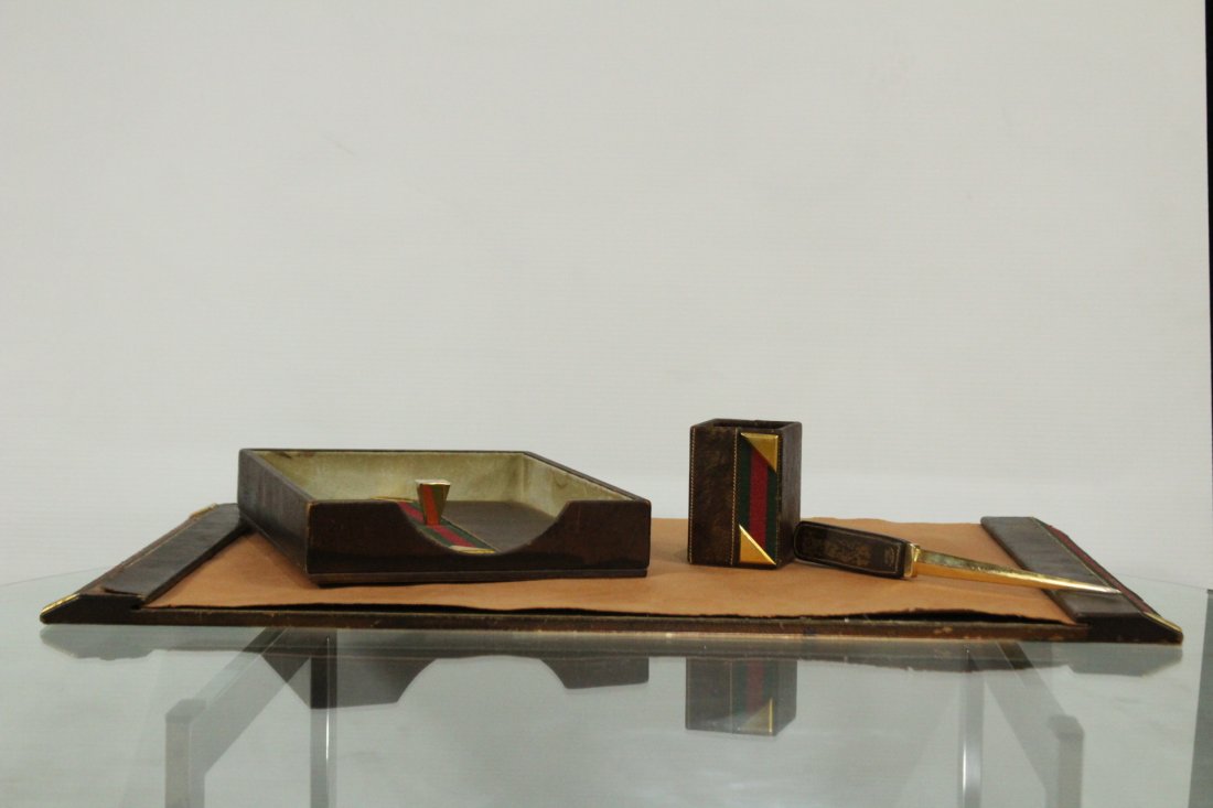Vintage Gucci desk set: Vintage Gucci desk set with leather blotter, letter opener knife, pen holder and paper tray. Size of blotter: 19 x 30