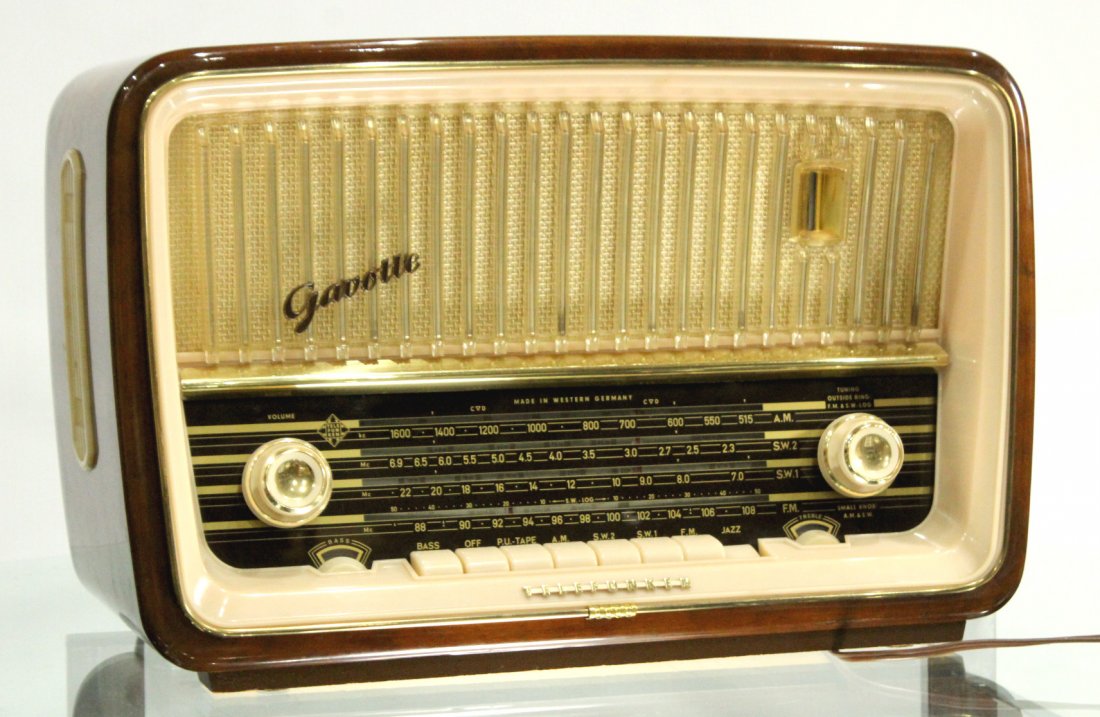 German Radio Telefunken Gavotte 5353 w Superheterodyne: German Radio Telefunken Gavotte 5353 w Superheterodyne tube vintage radio. Size: 12 h , 18 x 8