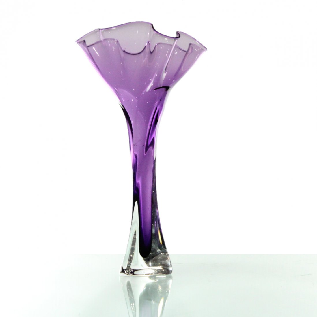 Lavender Handkerchief Top Studio Art Glass Vase Signed: Lavender Handkerchief Top Studio Art Glass Vase Signed. Size: 10.5 h inches