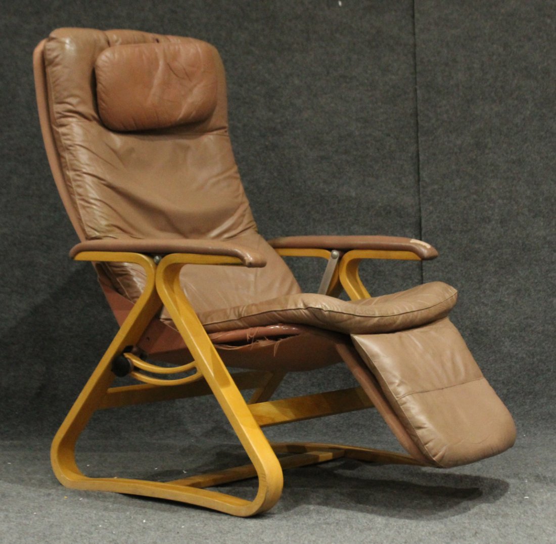 ALVAR AALTO STYLE Mid-Century LOUNGE CHAIR: ALVAR AALTO STYLE Mid-Century LOUNGE CHAIR. Very Stylish, Leather Cushion, worn in spots. Size: 42 h , 30 w