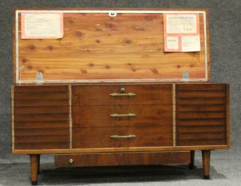 LANE Altavista MID-CENTURY CEDAR CHEST WITH DRAWER BASE (1 of 6)