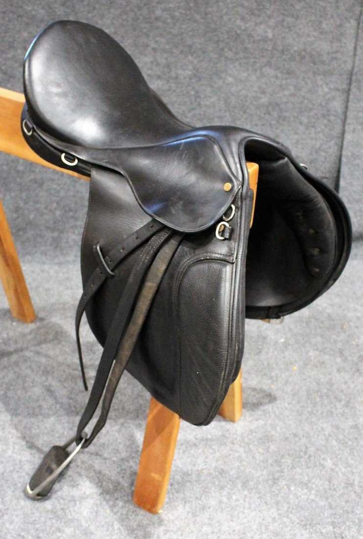 Collegiate Black leather horse saddle (1 of 6)