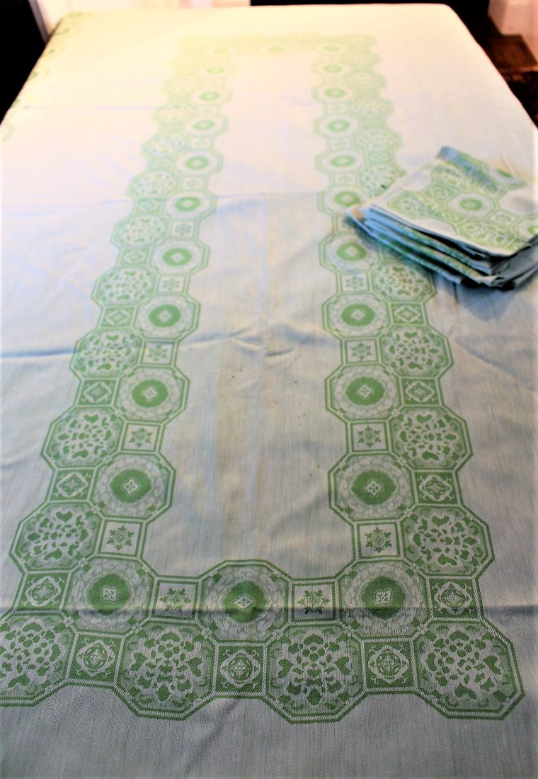 GREEN TABLECLOTH w/ 12 NAPKINS (1 of 5)