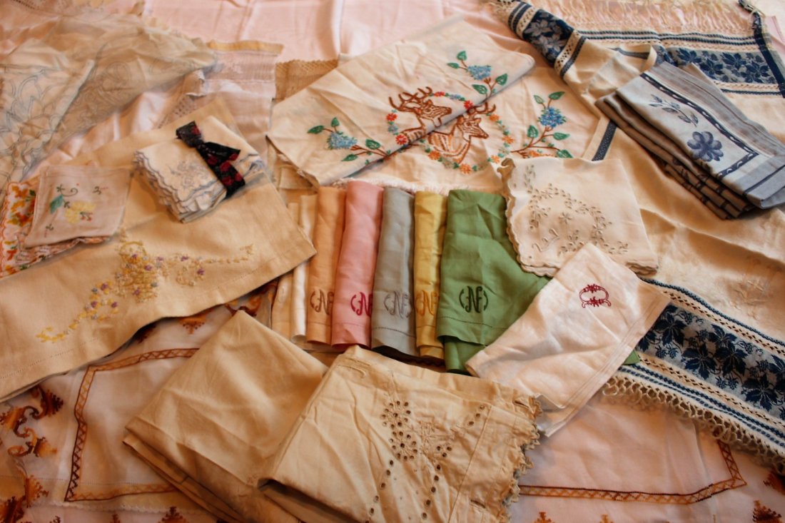 Approx 45 Pieces ASSORTED VINTAGE LINEN (1 of 5)