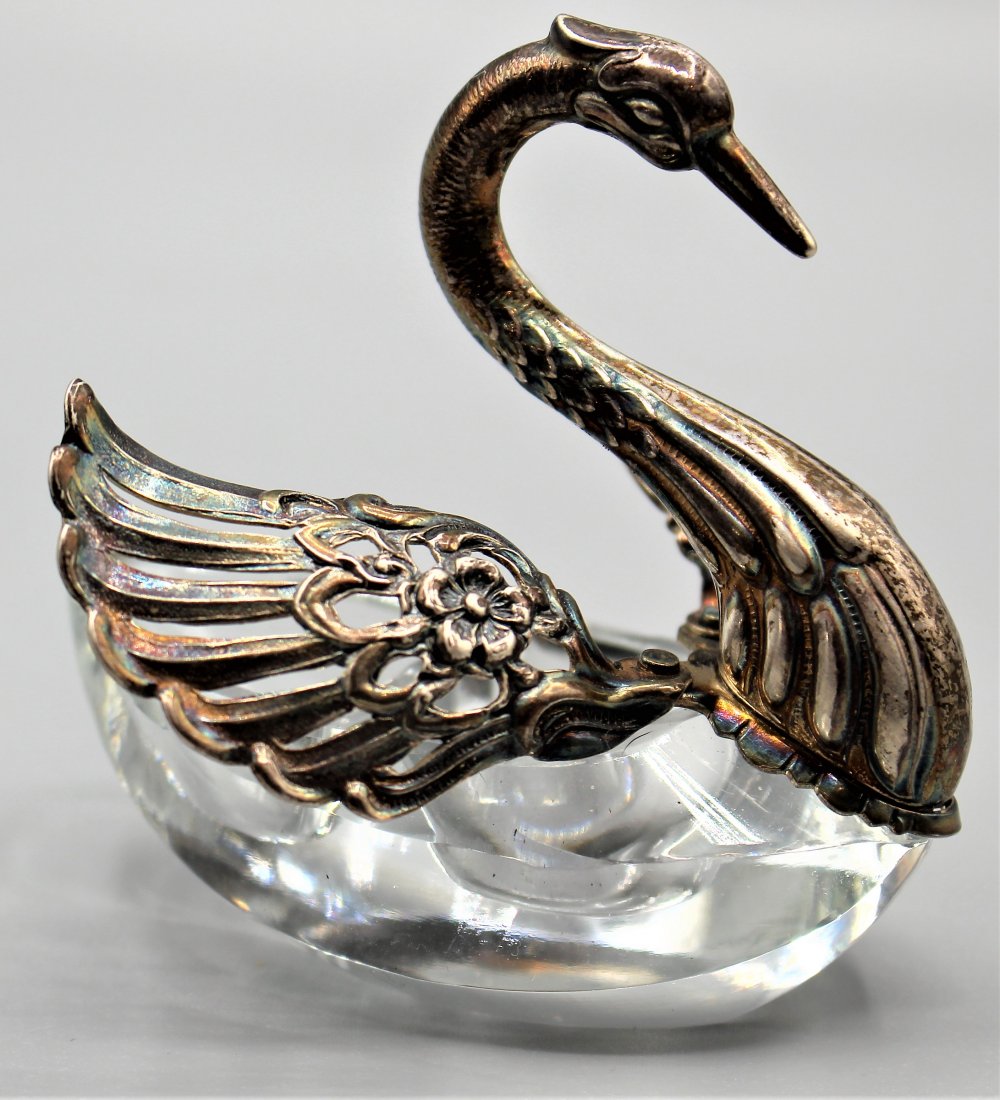 STERLING AND GLASS SWAN SALT CELLAR - EXPANDABLE WINGS: STERLING AND GLASS SWAN SALT CELLAR - EXPANDABLE WINGS. Size: 2.75 in. height, 2.75 in. wide