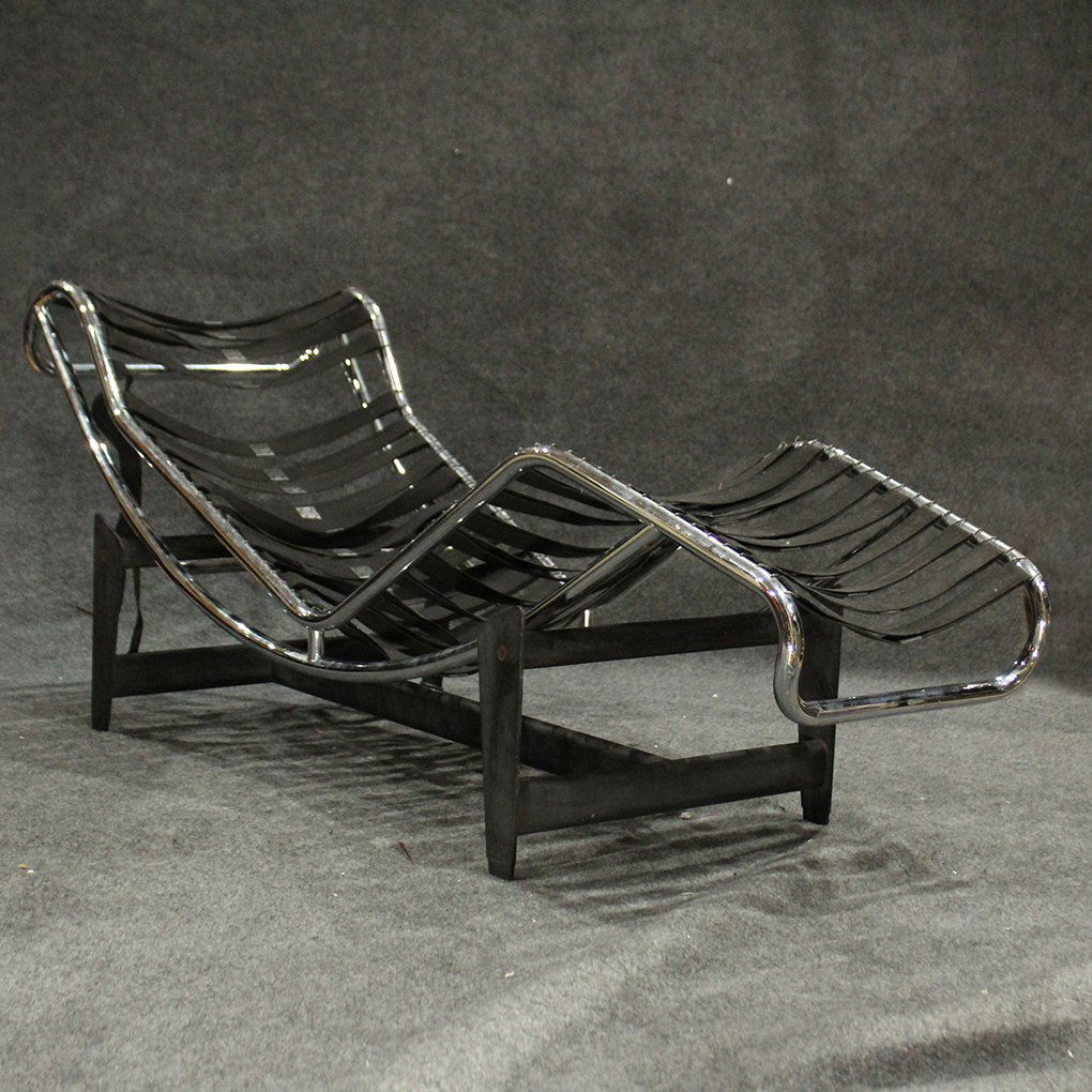 Le Corbusier Style Reclining Lounge Black & Chrome: Le Corbusier Style Reclining Lounge Black & Chrome. Missing the top pad. Size: 23 h , 62 w, width of frame tappers