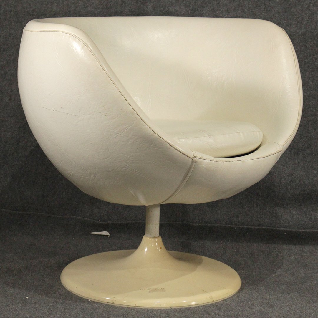 Overman Style pedestal side chair: Overman Style pedestal side chair with a molded tulip shape bottom and white vinyl that has a leather texture. Size: 28 h , 30 w
