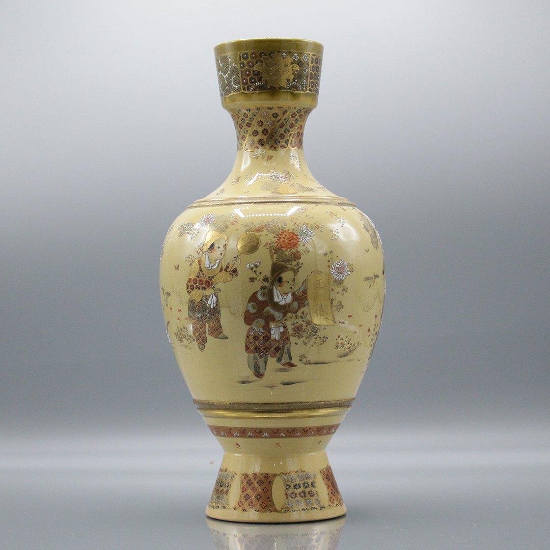 Fine Japanese Antique Satsuma Vase With Figures: Fine Japanese Antique Satsuma Vase With Figures. Nicely Shaped Vase. Size: 12.5 h