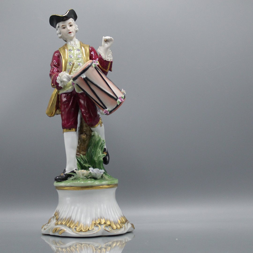 Vintage Dresden Colonial Snare Drum Field Player: Vintage Dresden Colonial Snare Drum Field Player Size: 14 h , 5.5 w