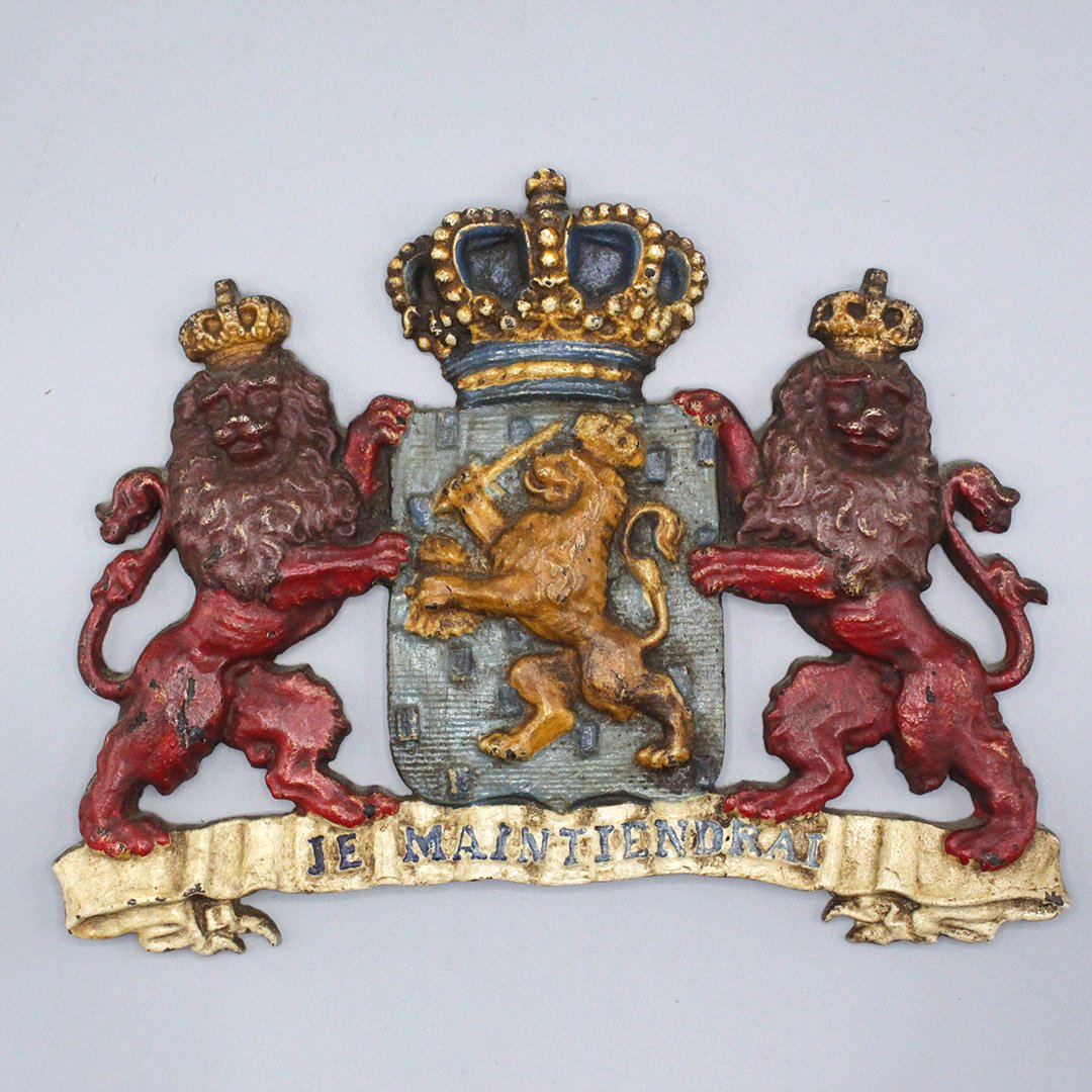 Medieval family crest or Seal metal wall plaque: Medieval family crest or Seal metal wall plaque , with griffins and crowns. for royal significance , in cast iron, hand painted Size: 9 x 12