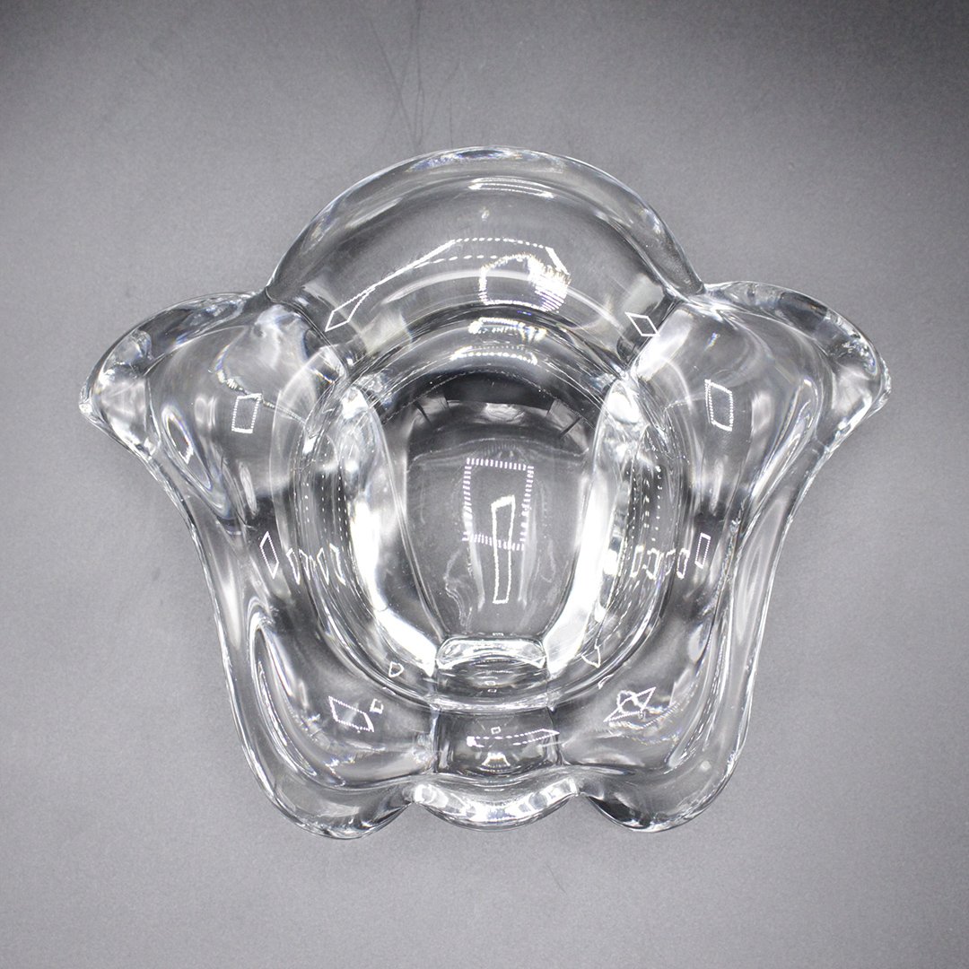 ORREFORS, Crystal Glass Free Form Bowl Signed: ORREFORS, Crystal Glass Free Form Bowl Signed. Size: 2.5 in. height, 8 in. wide