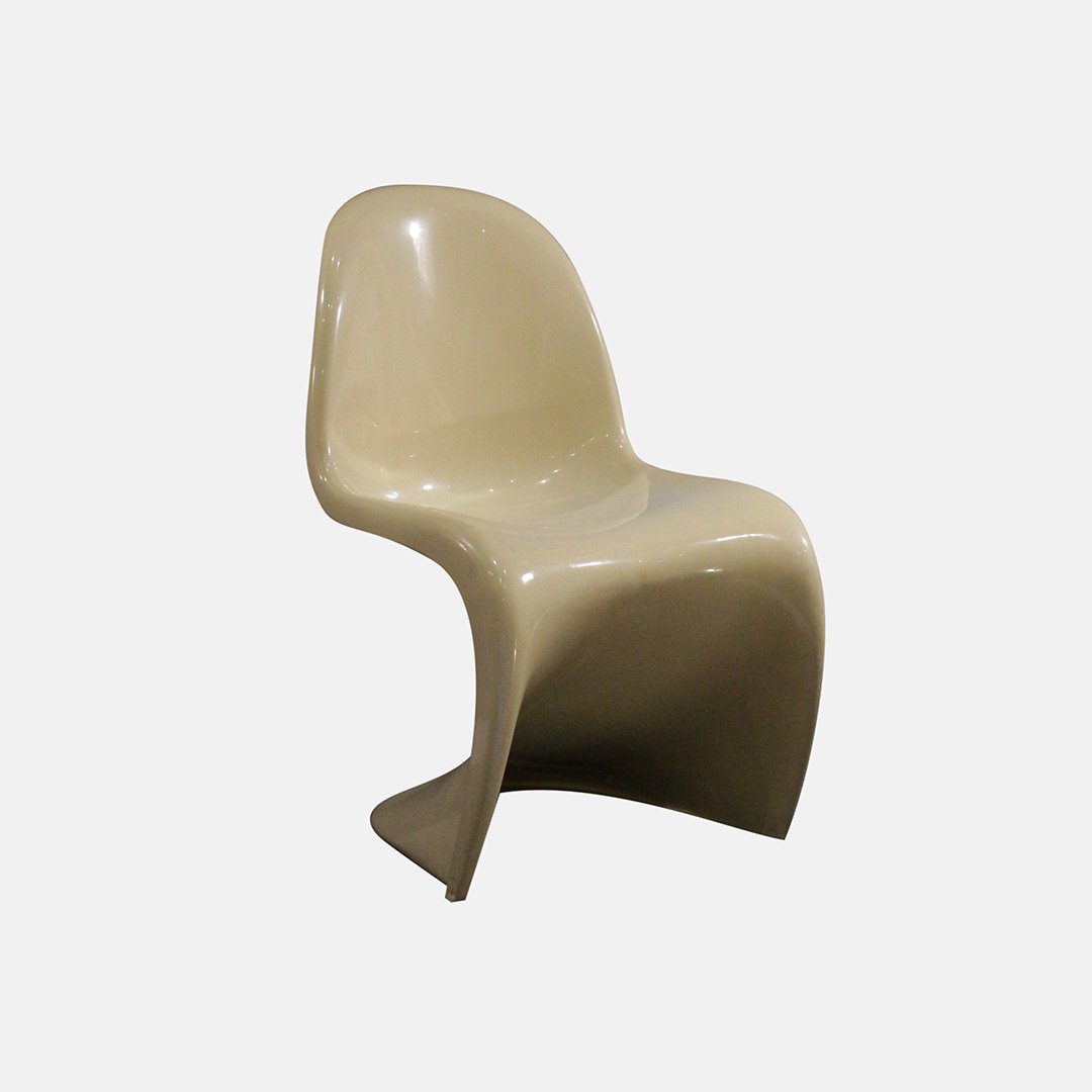 Verner Panton Design Molded Space Age "S" Chair: Verner Panton Design Molded Space Age "S" Chair. Size: 32 in. height, 19 in. wide.