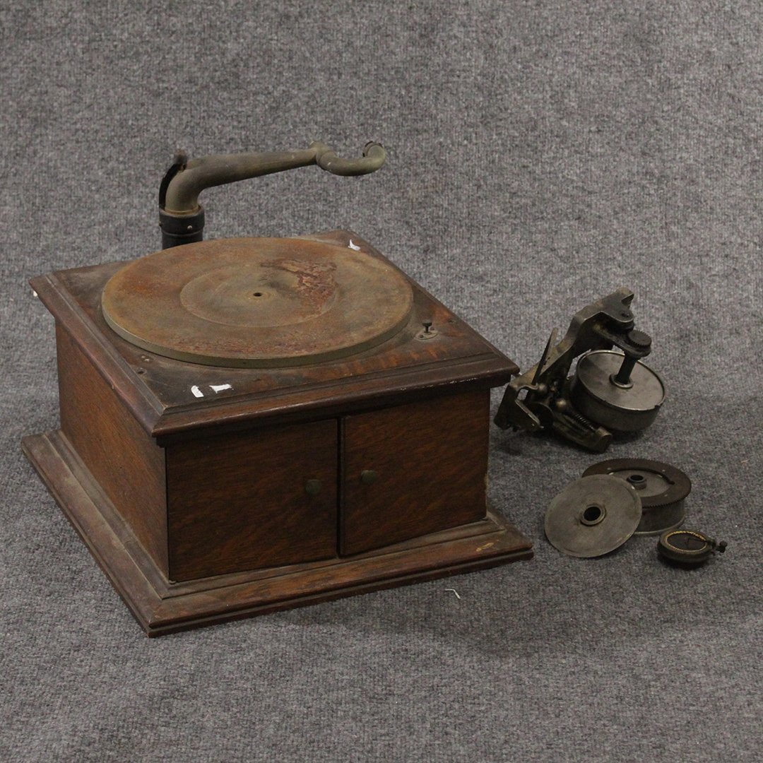 Antique Oak Case Table Top Victrola For Restoration: Antique Oak Case Table Top Victrola For Parts or Restoration. Size: 12 in. height, 14 in. x 17 in. wide.