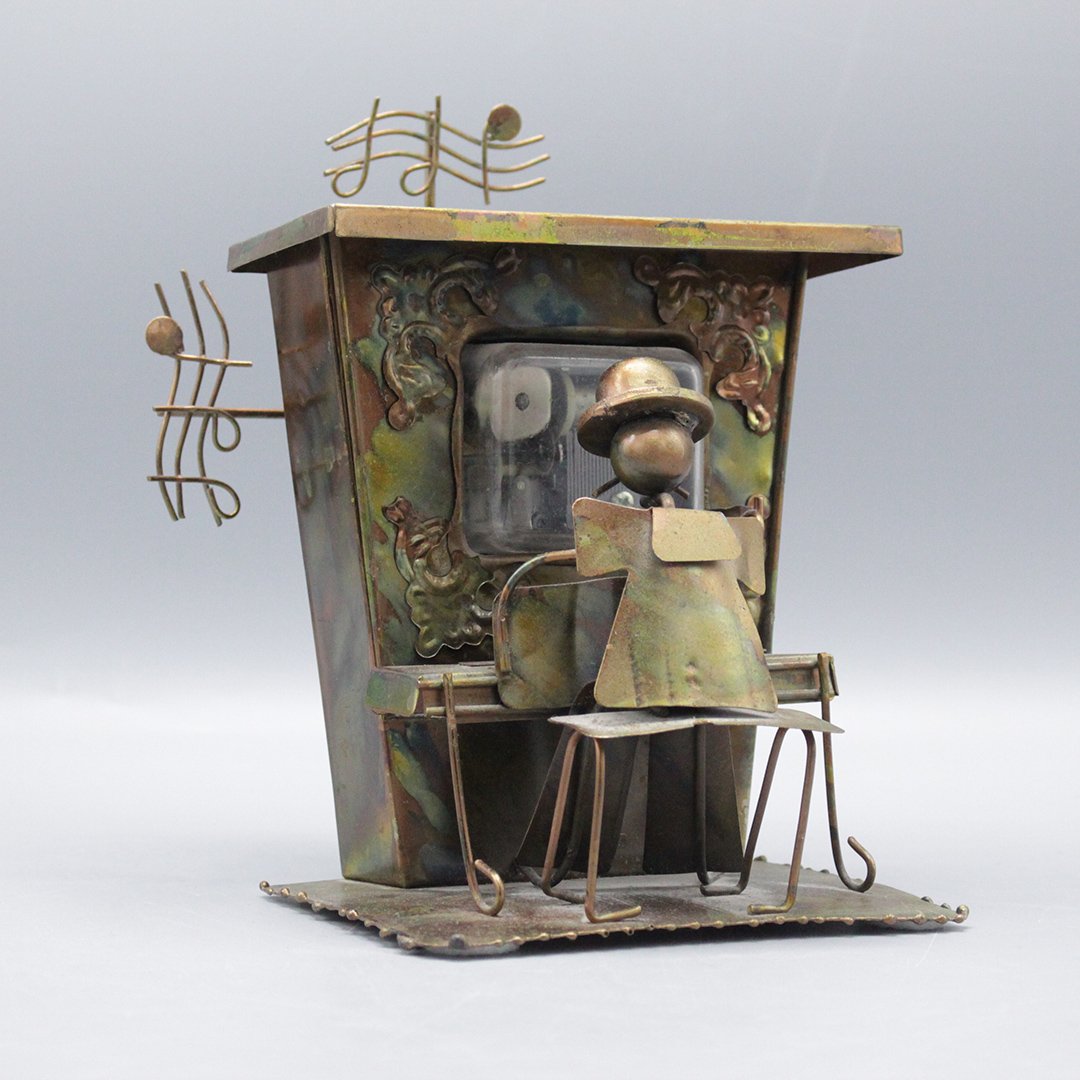 Metal Piano Man music Box: Metal Piano Man music Box, works Size: 7.5 h 5 w