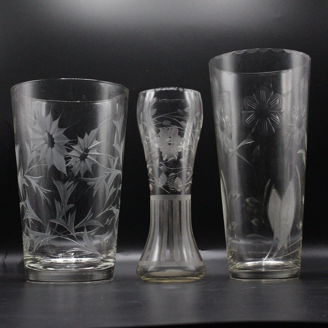 3x Clear Cut Glass Crystal Flowered Vases: 3x Clear Cut Glass Crystal Flowered Vases Size: 9.5 - 11.25 range in heights