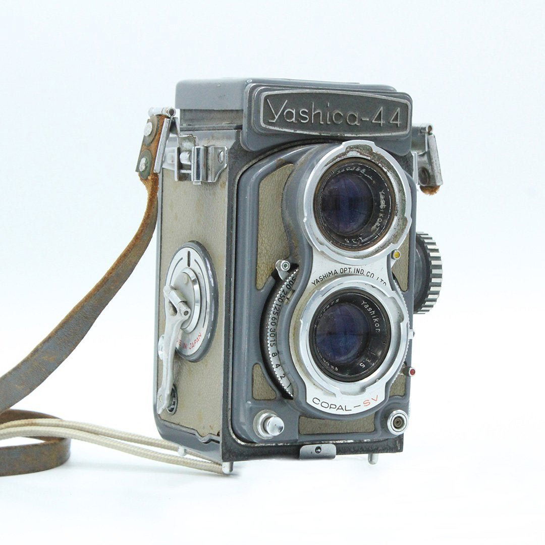 Vintage YASHICA 44 Camera (1 of 6)