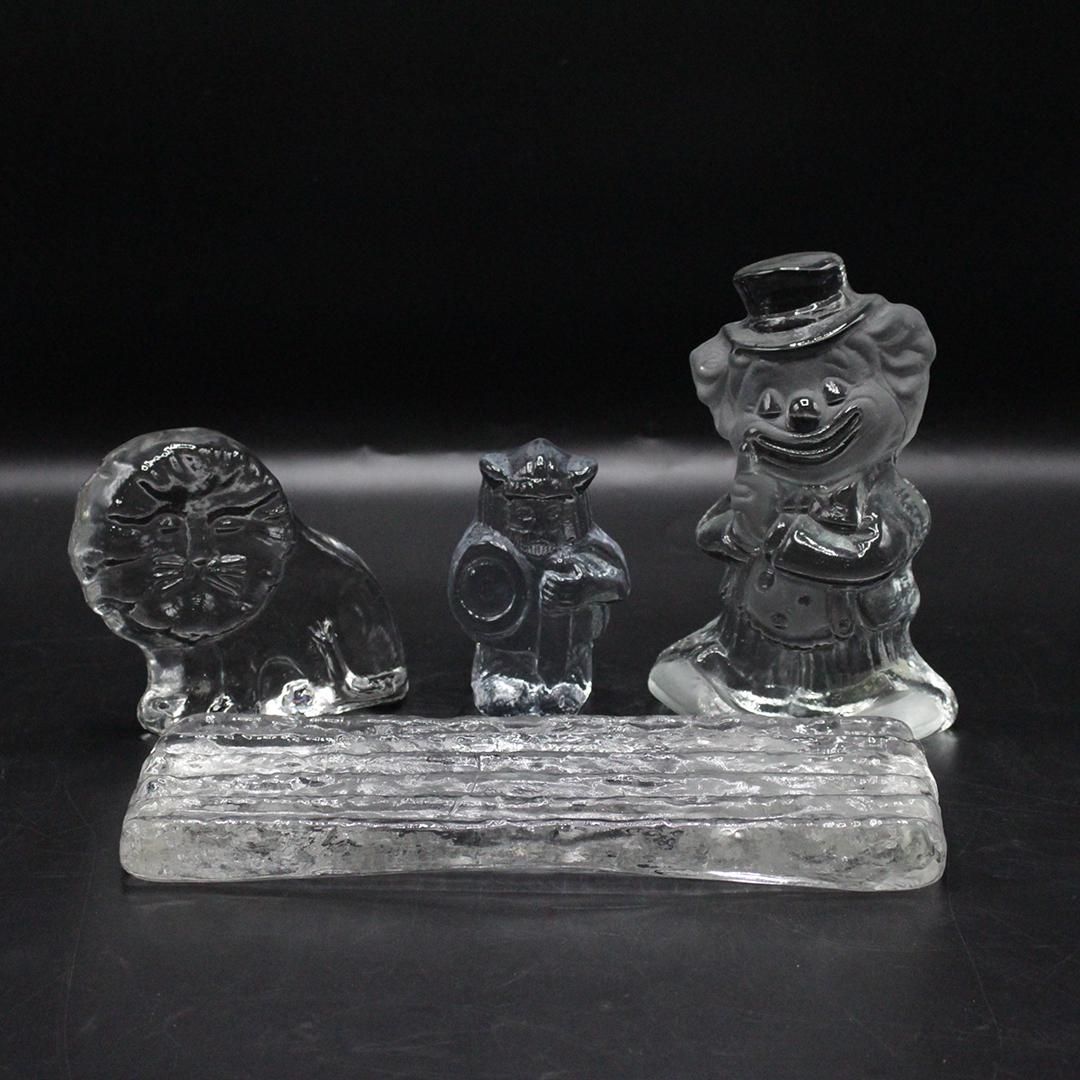 Viking Hand Made Crystal, 3 Figures on a Glass Base: Viking Hand Made Crystal, 3 Figures on a Glass Base. Original label. Size: 1-7.25 inches height