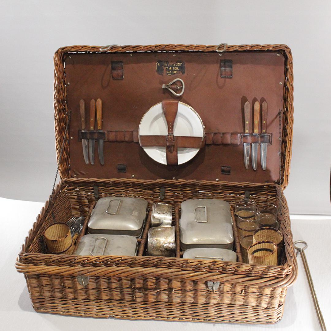 Scott's London Vintage Reed Case Pic Nic Set (1 of 12)