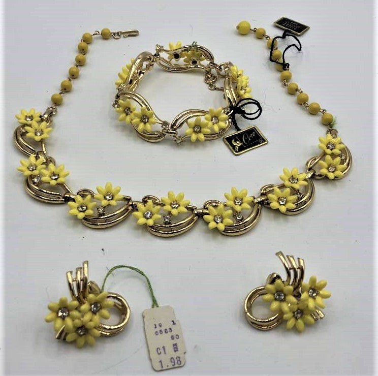 CORO Necklace, Bracelet , Earrings Set Yellow Flowers (1 of 7)