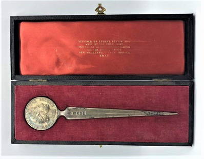 Silver Letter Opener Designed by Stuart Devlin 1977: Silver Letter Opener Designed by Stuart Devlin and made by The Royal Mint for the De La Rue Company Limited on the Occasion of Her Majesty's Silver Jubilee 1977. Hallmarked and in original case. Size: