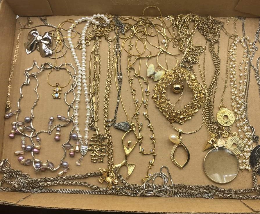 Large Grouping Estate Costume Jewelry Necklaces, Chains (1 of 8)