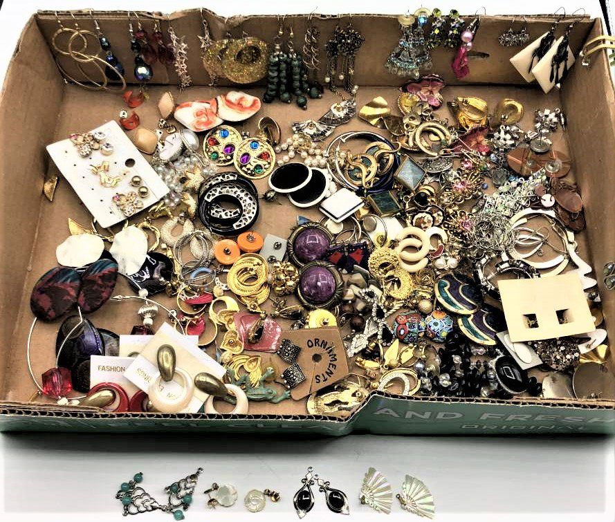 Large Assorted Grouping COSTUME JEWELRY EARRINGS (1 of 11)