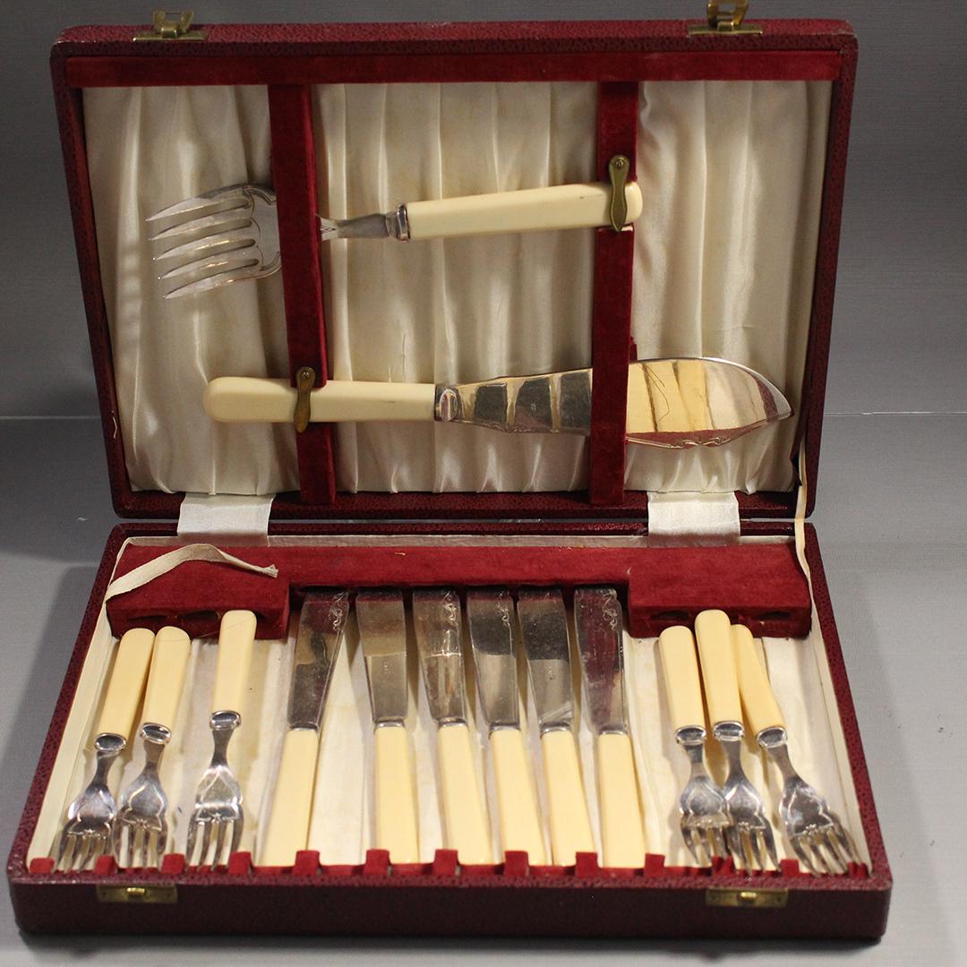 Service 6 Silver Plate Knife Fork and Serving Pcs. Set: Service 6 Silver Plate Knife Fork and Serving Pcs. Set in original presentation box. Size: case 13 x 9 inches