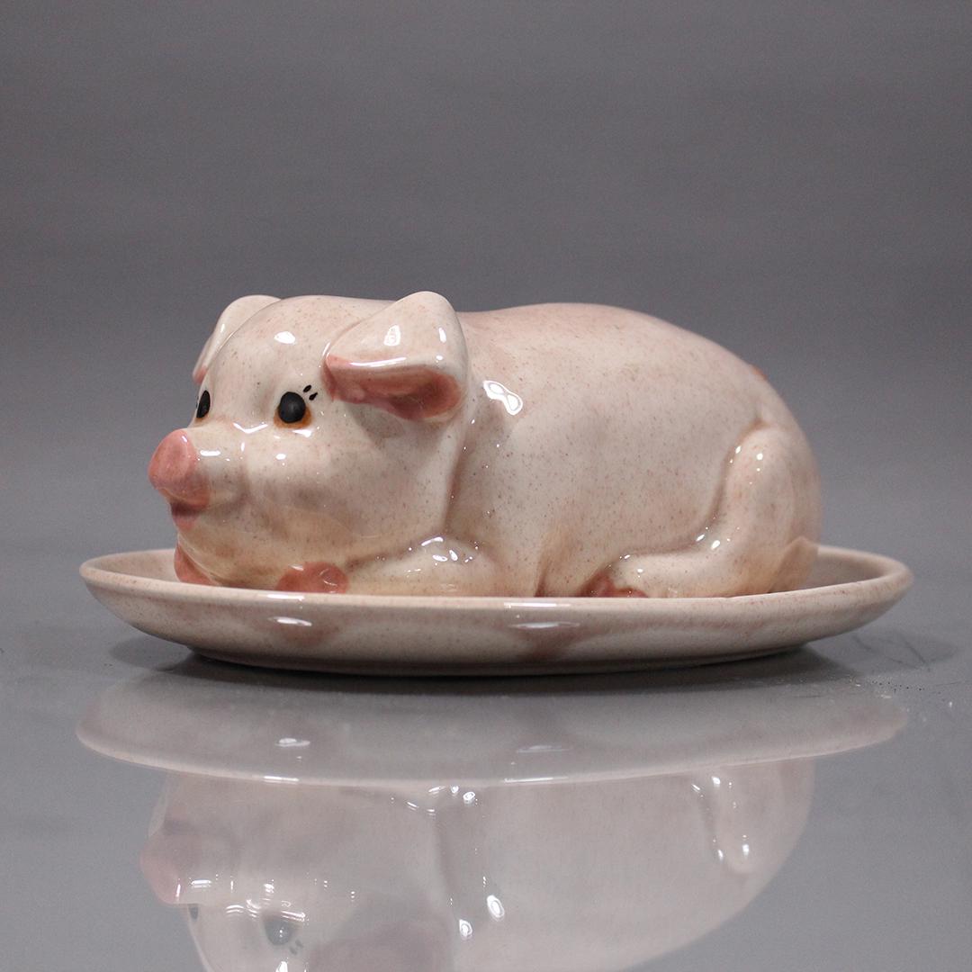 Mid-Century Ceramic Pig Covered Dish: Mid-Century Ceramic Pig Covered Dish. Size: 3 x 7 3/4 x 5 1/2 All descriptions and titles are visual opinions based on the Auction houseÂ’s experience and do not warrant as a guarantee. It is the B