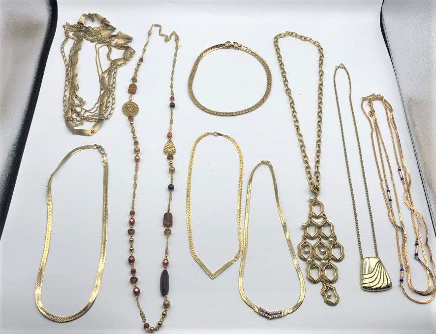[9] Assorted Gold Tone Costume Jewelry Necklaces (1 of 8)