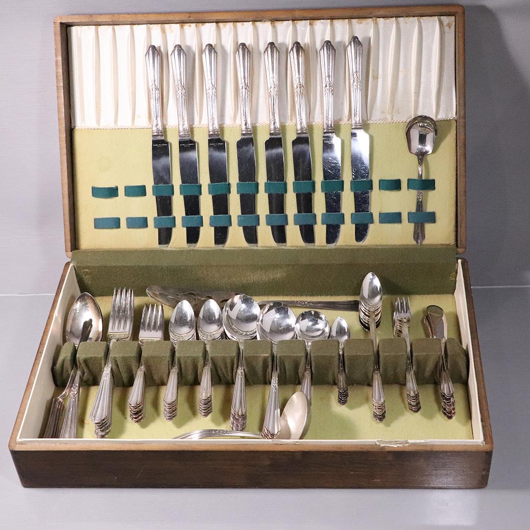 "Caroline" Pattern Service 8 Silver Plate Flatware Set (1 of 7)