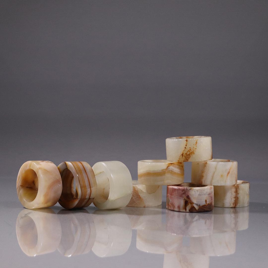 [9] Nine Vintage Onyx Stone Napkin Ring Holders: [9] Nine Vintage Onyx Stone Napkin Ring Holders. Size: 2.25 in. diameter. ( amount 9)