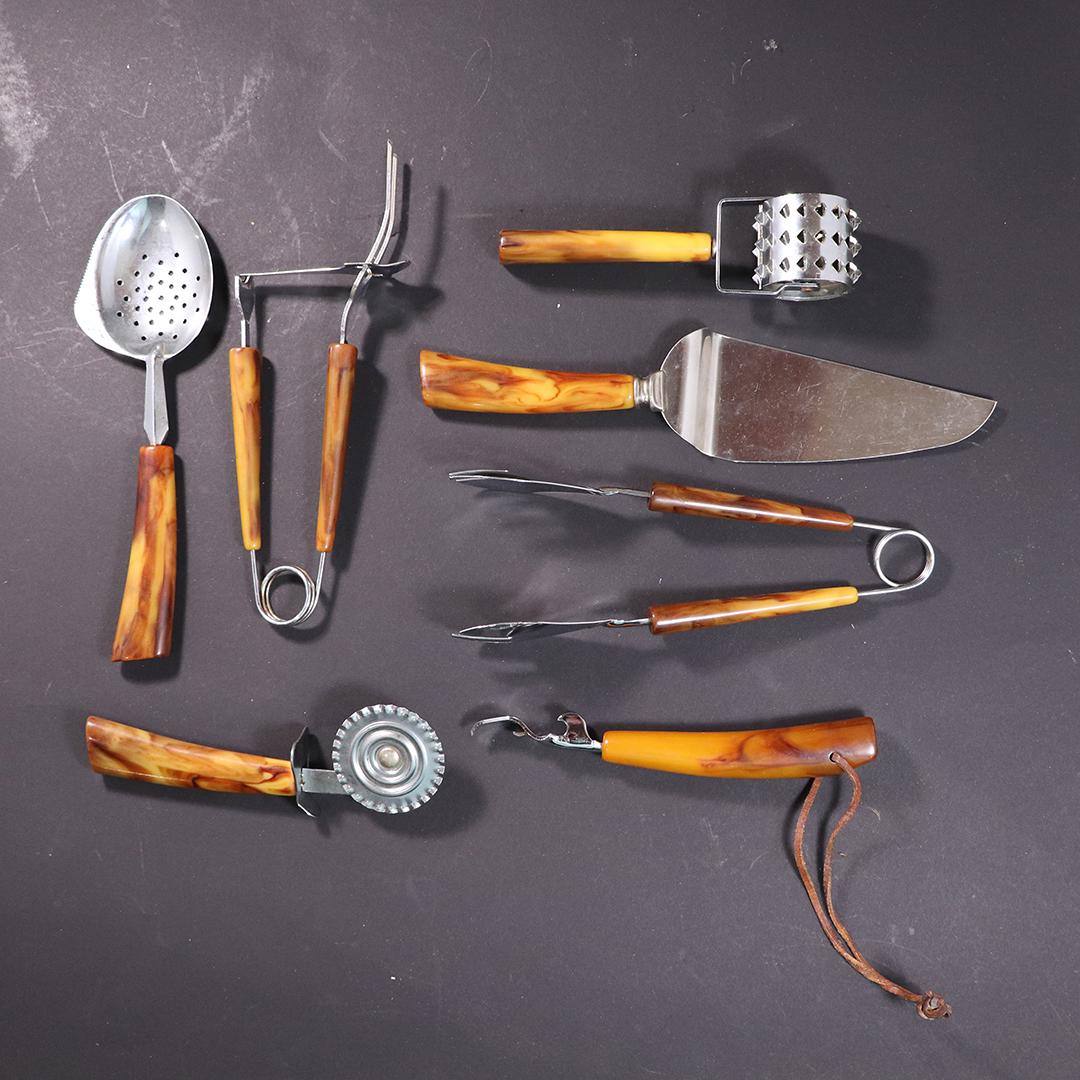 7 Assorted Mid-Century Bakelite Handle Kitchen Utencils: 7 Assorted Mid-Century Bakelite Handle Kitchen Utencils. Clean. Size: average length 8 inches