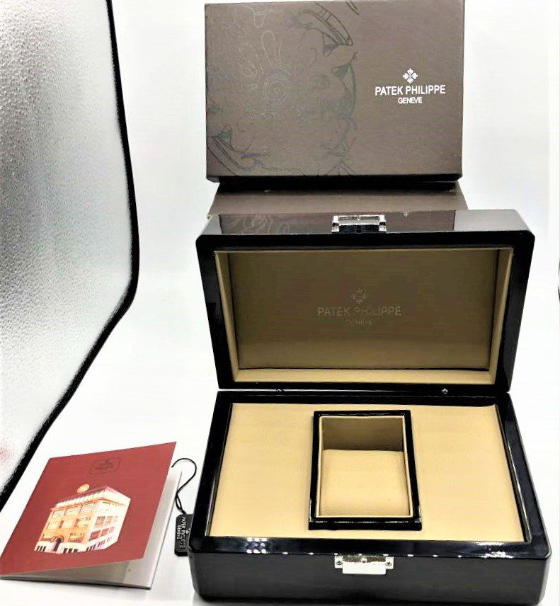 Patek Philippe Geneve, Fabulous Rosewood Watch Case Box: Patek Philippe Geneve, Fabulous Rosewood Watch Case Box with brochure, tag, original box. No Watch - Rosewood Case Box only. Rosewood is polish lacquer finish, fitted interior. Superb Quality. Size: 9