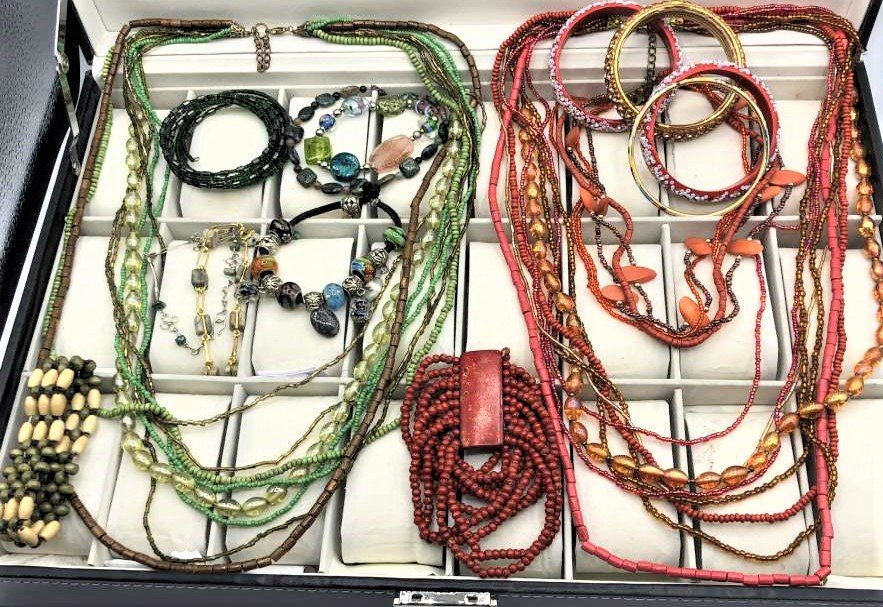 [15] Fifteen Assorted Hand Beaded Necklaces, Bracelets: [15] Fifteen Assorted Hand Beaded Necklaces, Bracelets. Nice Variety. Note: Display case not included.
