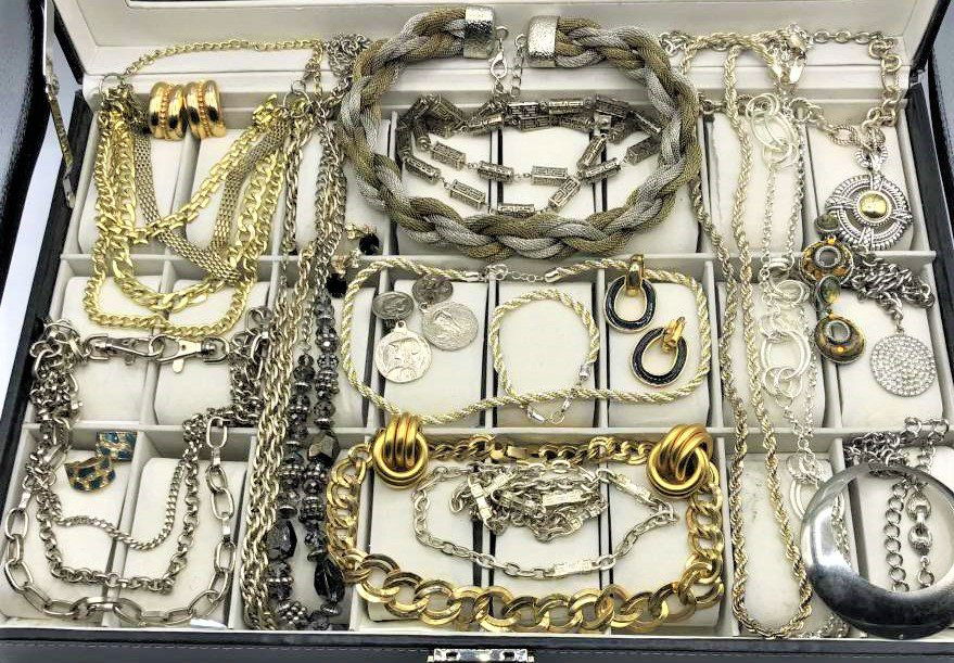 [21] Twenty One Assorted Silver Tone / Gold Tone BLING: [21] Twenty One Assorted Silver Tone / Gold Tone BLING Costume Jewelry. Big Variety. Note: Display Case Not Included.