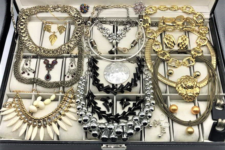 26 Assorted Silver Tone / Gold Tone BLING Jewelry: 26 Assorted Silver Tone / Gold Tone BLING Costume Jewelry. Nice Variety. Note: Display case not included.