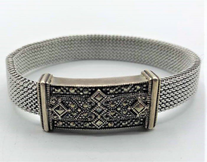 .925 Sterling Expandable Mesh Bracelet Marcasites Panel: .925 Sterling Expandable Mesh Bracelet Marcasites Panel. Marked: .925 ; Size : front panel 1.25 in. x 5/8 in.; bracelet 2.5 in. diameter