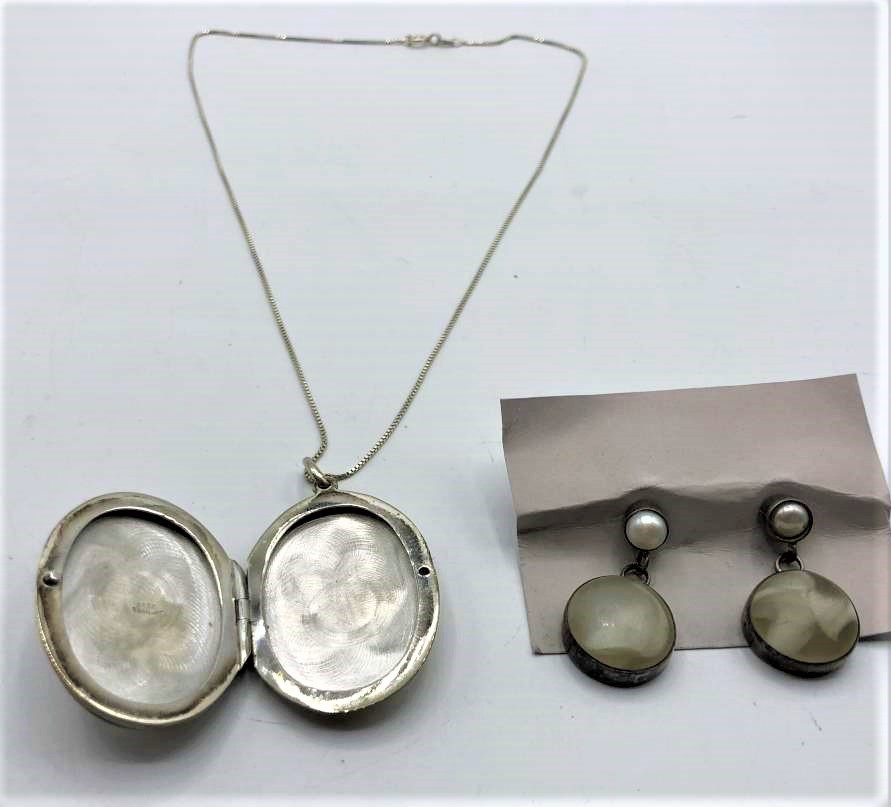 .925 Sterling Mother-of-Pear Locket Necklace & Earrings: .925 Sterling Mother-of-Pear Locket Necklace & Earrings. Marked: .925 ; Size: locket 1.5 in. x 1 1/8 in. ; chain 18 in. chain ; earrings drop 1.25 in. , 5/8 in.